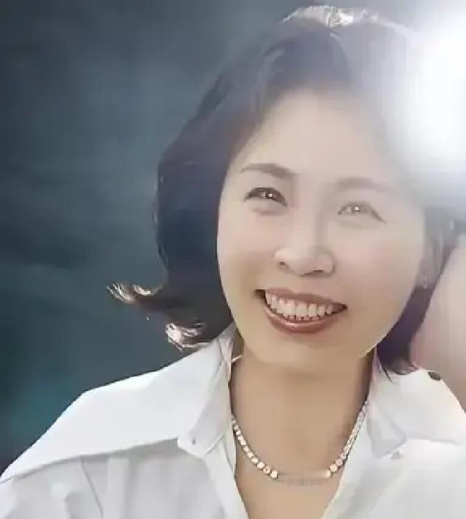 李在明在采访里提到妻子金惠景，说没有她就没有今天的自己。
俩人1990年在城南做