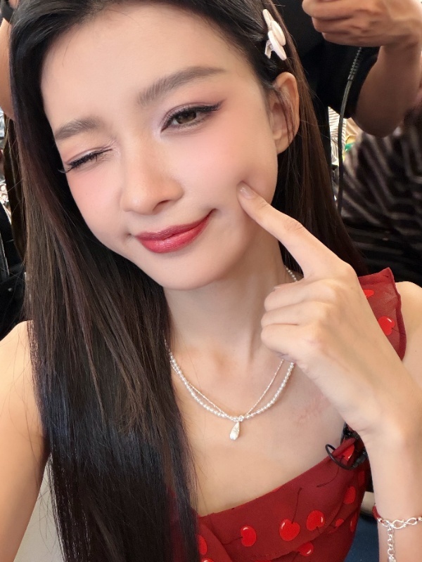 连小狗都在pick孙怡孙怡粉丝面好广 被孙怡浪姐二公舞台狠狠惊艳，温柔又亮眼氛围