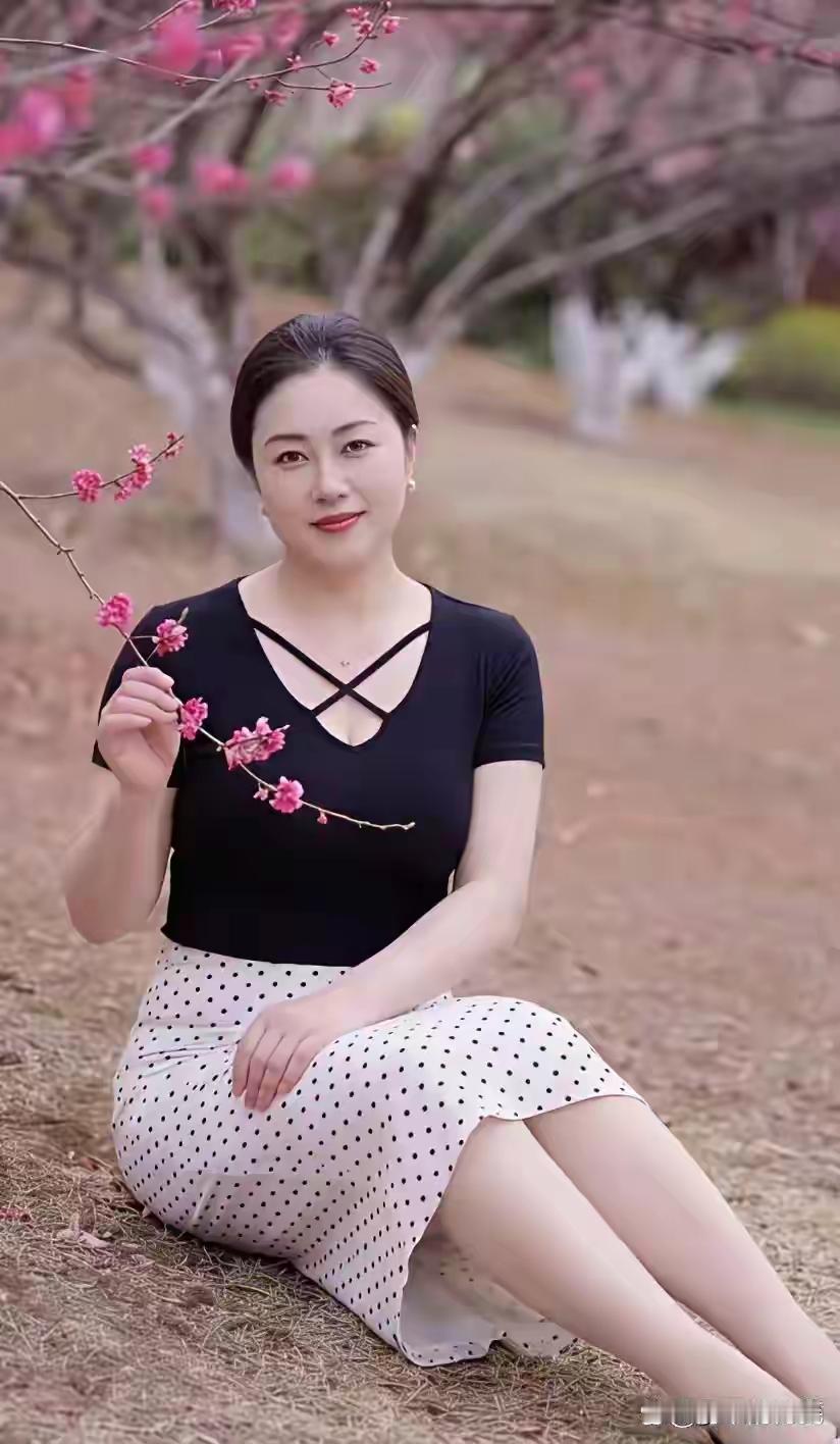 桃花开了，她也来了，面映桃花别样红！是花美了她，还是她美了花？拍一张你自己最美的