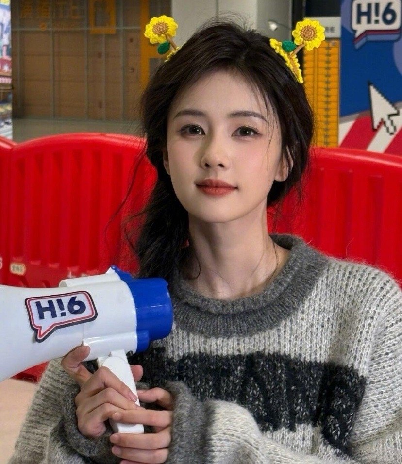 白鹿在新华社采访中坦言，自己现在是“不敢停下来”，年末行程密集，她希望能有半个月