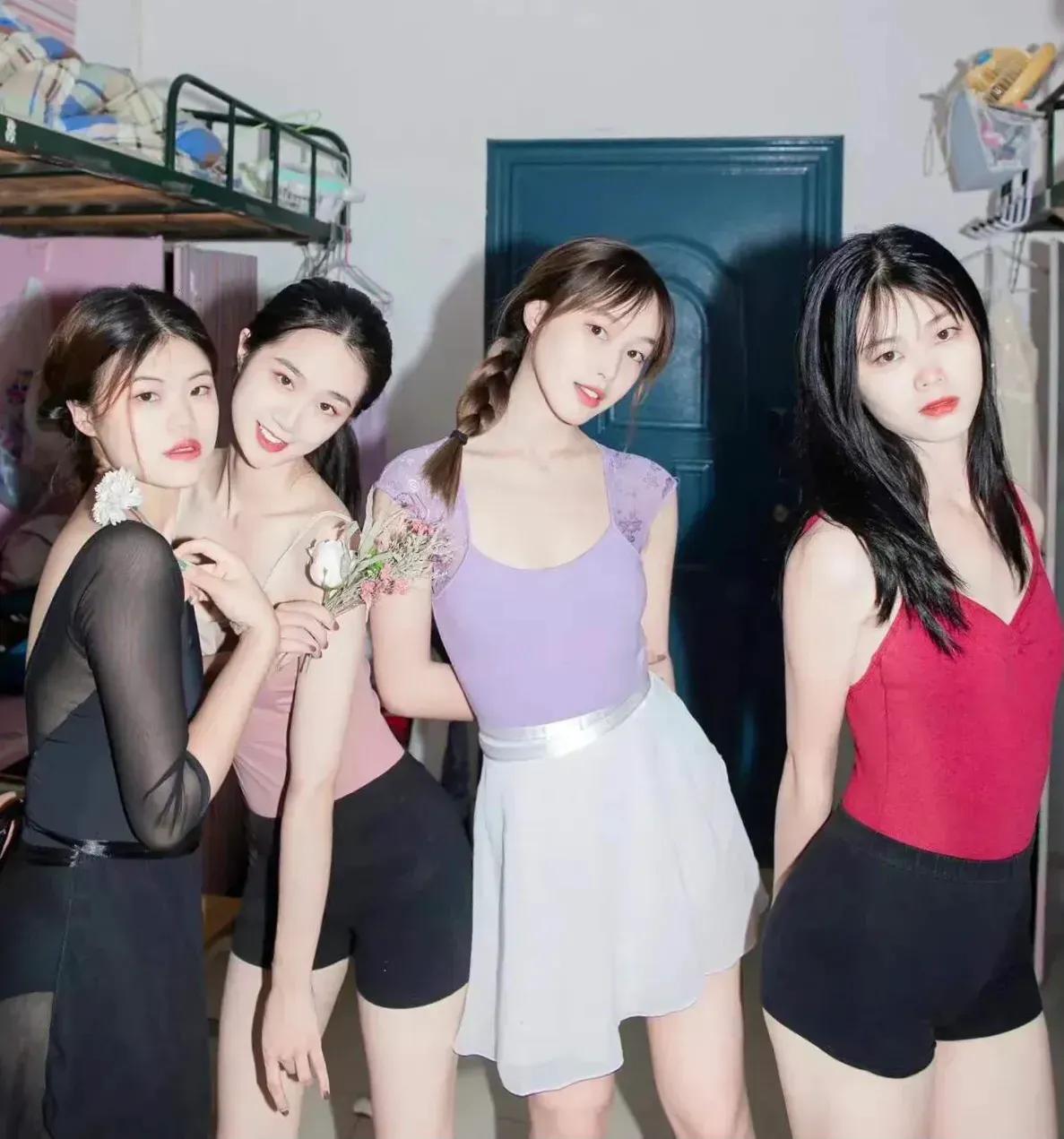以前的大学女生宿舍和现在的大学女生宿舍。
前两张是这两年的，后两张是接近30年前