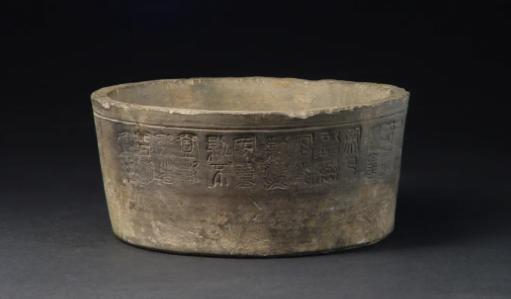 1963年秋天，山东邹城峄山镇金张庄。农人们一边劳作一边抱怨：这地底下尽是砖头瓦