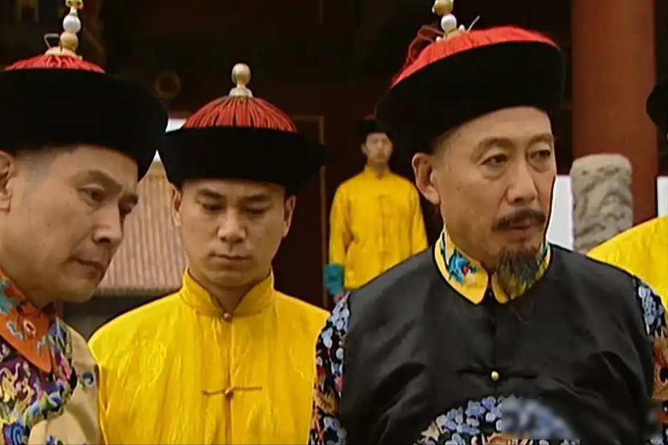 1697年，康熙第三次亲征噶尔丹，这一仗打得漂亮——噶尔丹走投无路服毒自尽，困扰