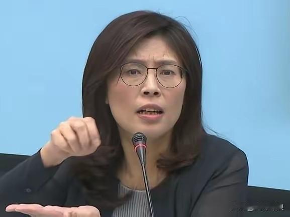 郑丽文这话什么意思？
刚刚
郑丽文在接受媒体采访时表示
台湾不会放弃
用武力保卫