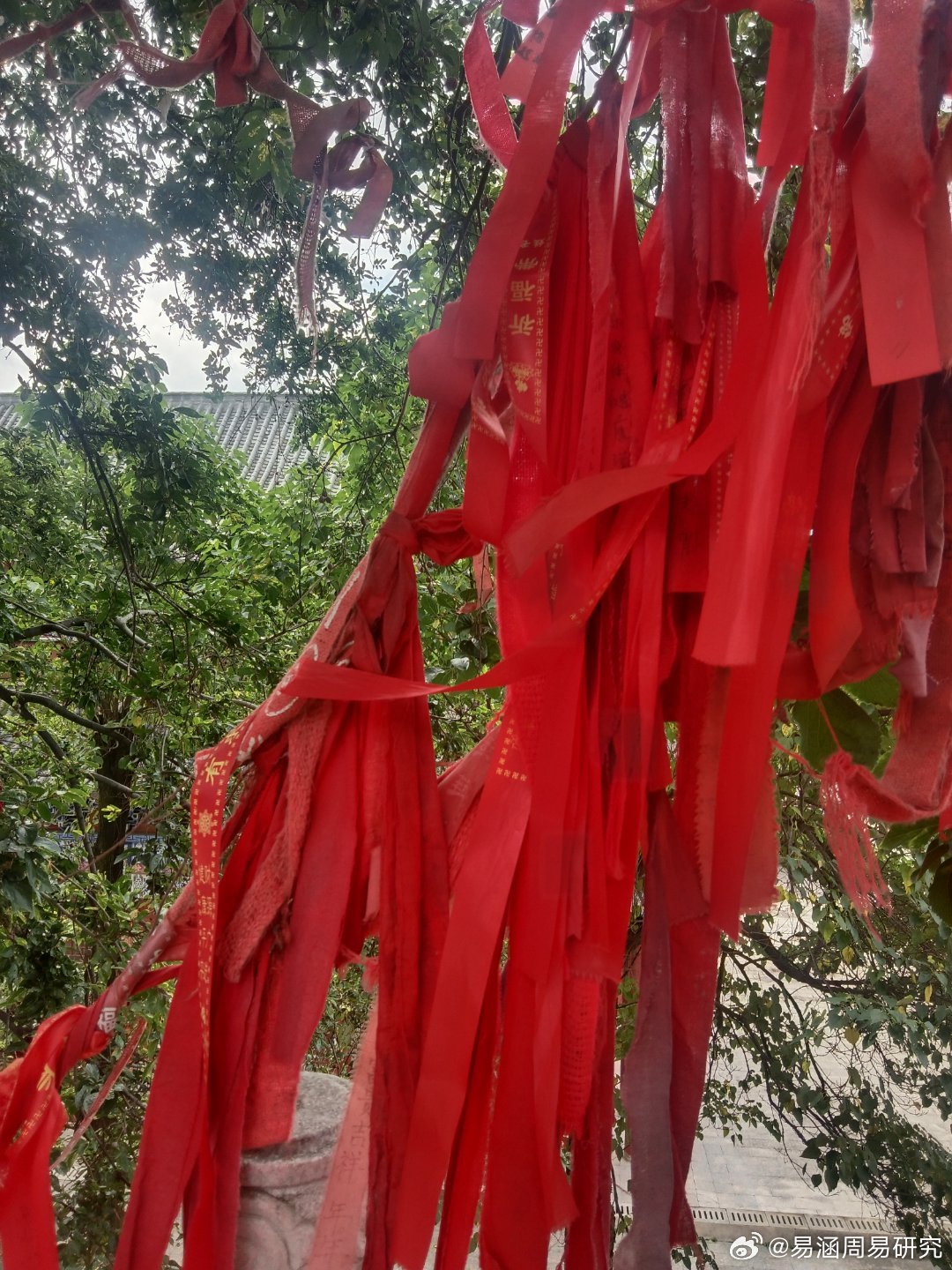7月份，可以给祖先送元宝。可以随喜。庙里有法会。祖先可以听经闻法。 