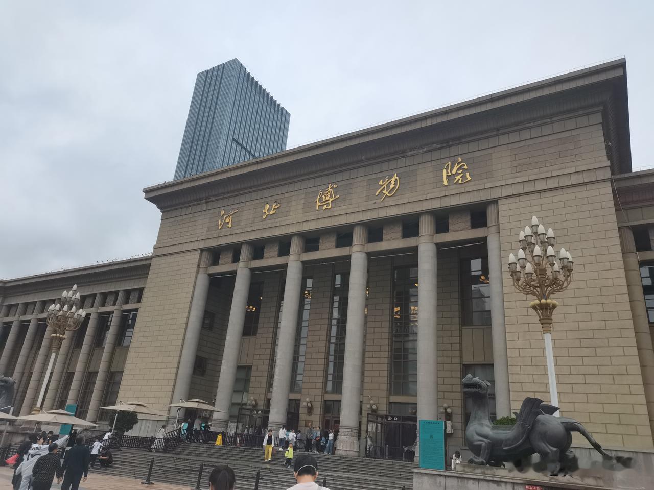 送儿千里终须一别，要学会放手！
儿子去年考上南航，当时东西很多，所以开车去送。去