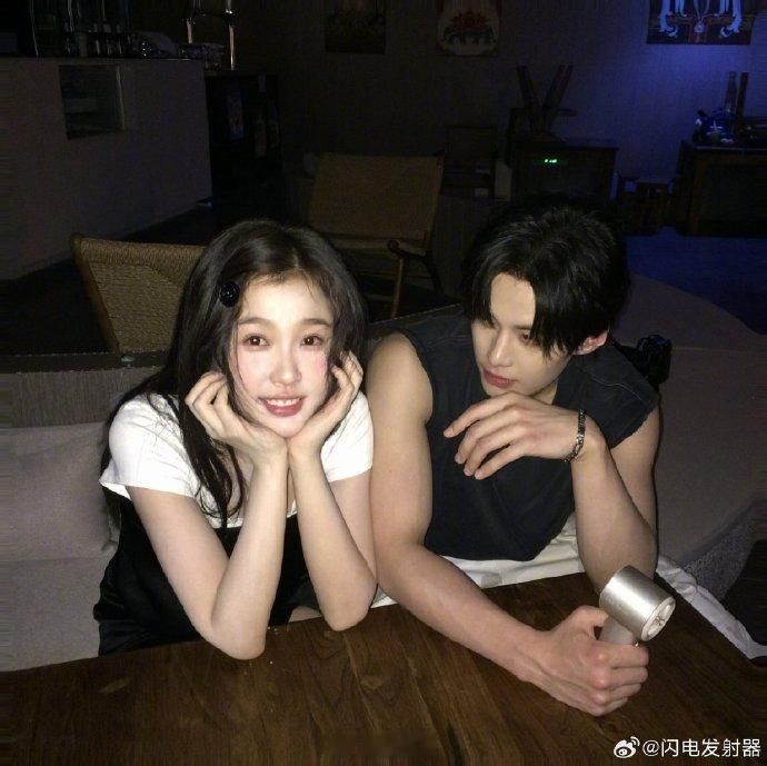 何与肌肉线条 今天双轨空降，被何与帅了一跳，这肌肉线条看得我斯哈斯哈的，我高低得