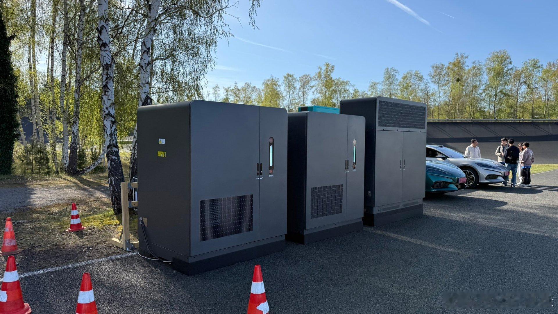 欧标闪充桩，应该是配合发布会搞的希望笛子拥趸们提升下信息收集能力看充电枪规格是8