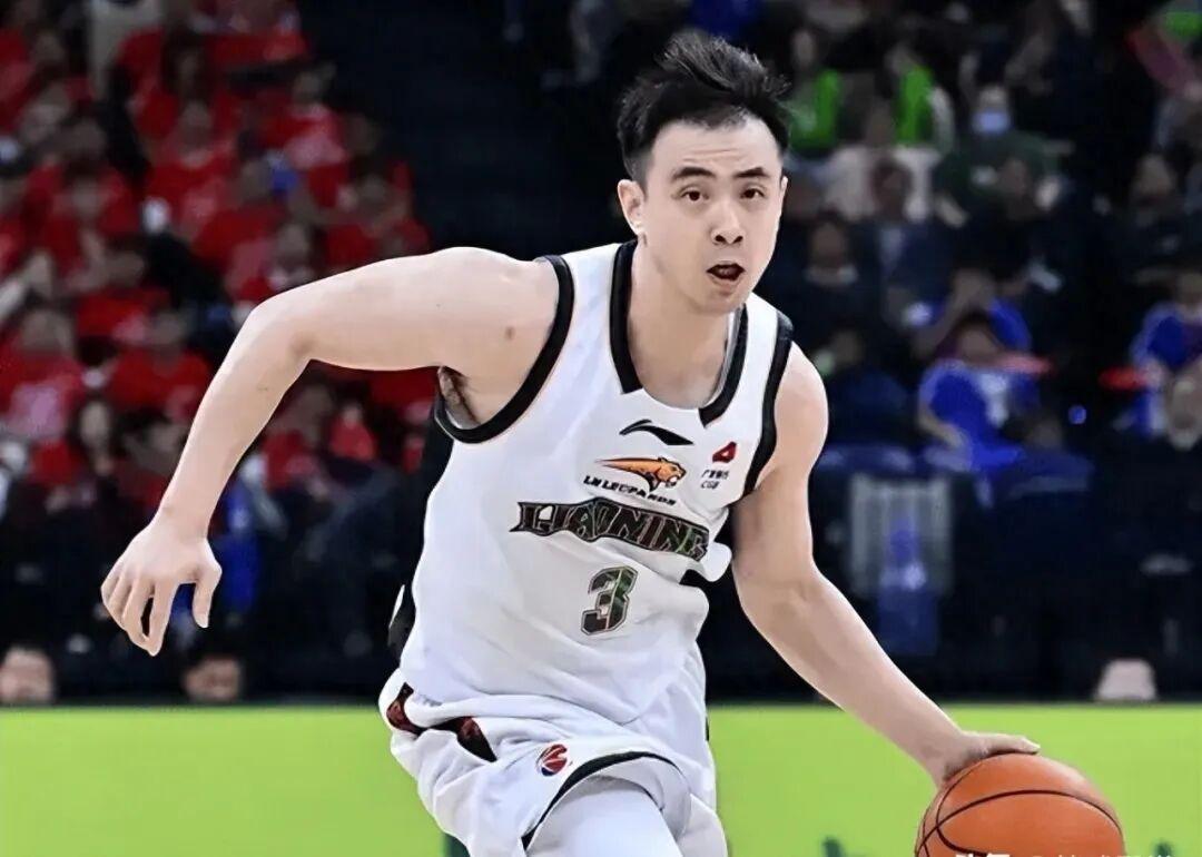 北京时间3月21日，CBA常规赛迎来一场焦点对决，辽宁队坐镇主场迎战北京队。上半