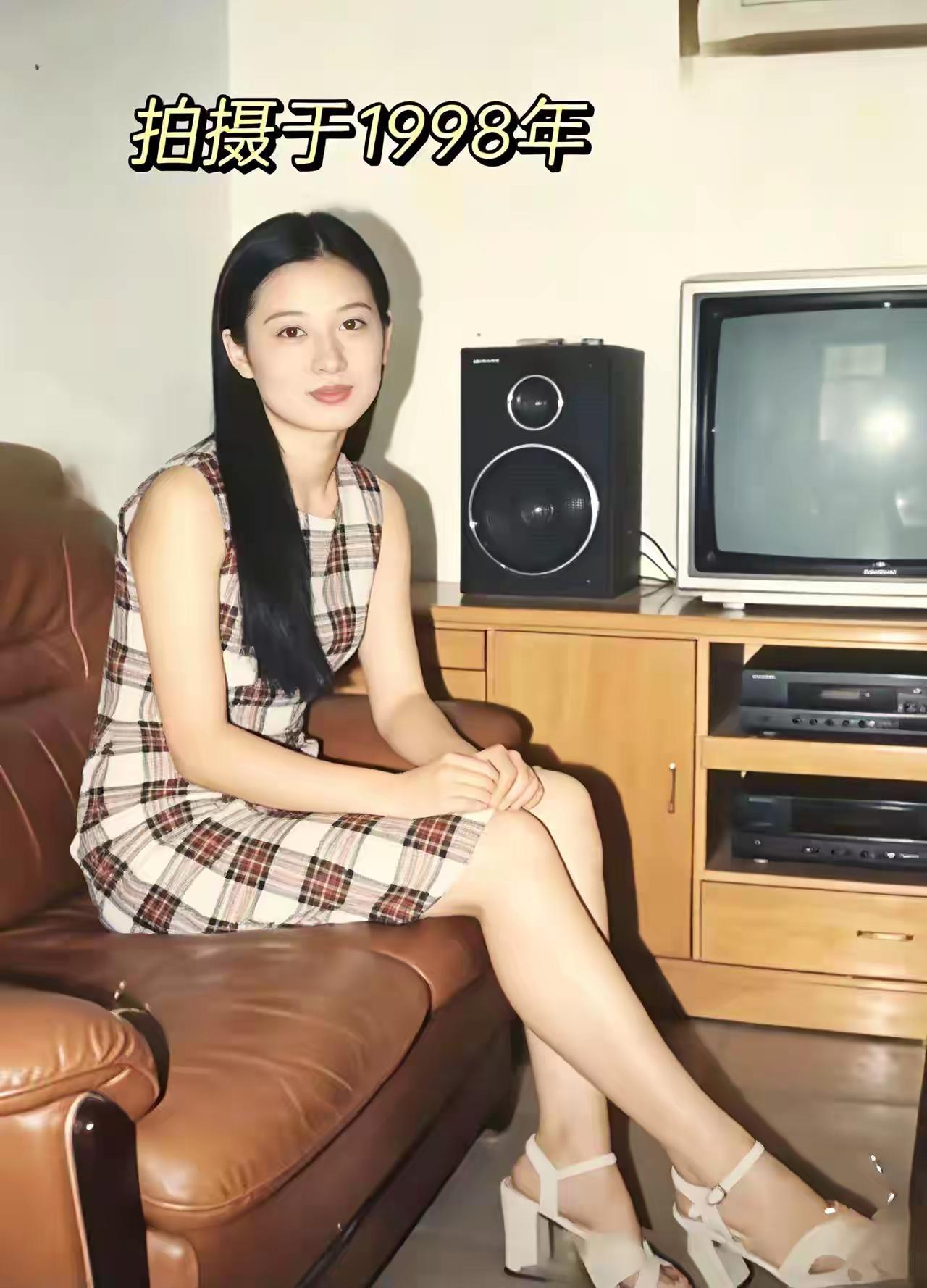 港风回潮：九八客厅的旧时光
 
一九九八，客厅的暖光昏黄又柔软。
 
她乌发如瀑