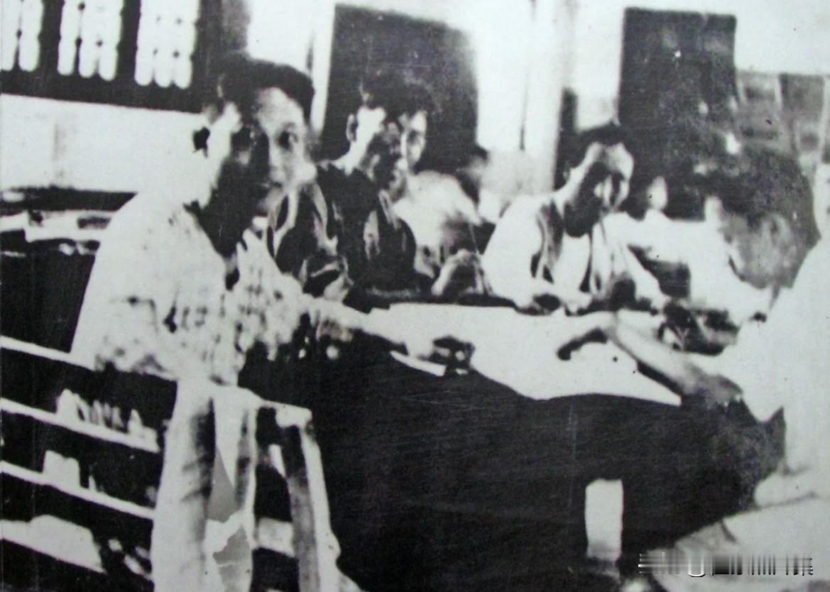 1926年，黄学增(左二)与阮啸仙(左一)、彭湃(左三)在广东省农民协会执行委员