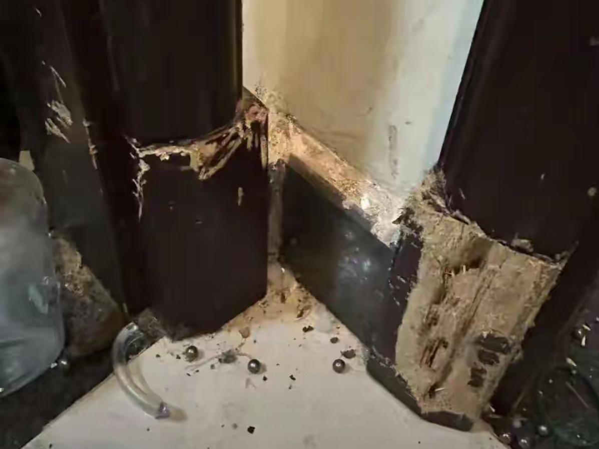 🔥触目惊心！女租户失联，房东开门后崩溃！女租户突然失联，房东上门收房时彻底傻眼