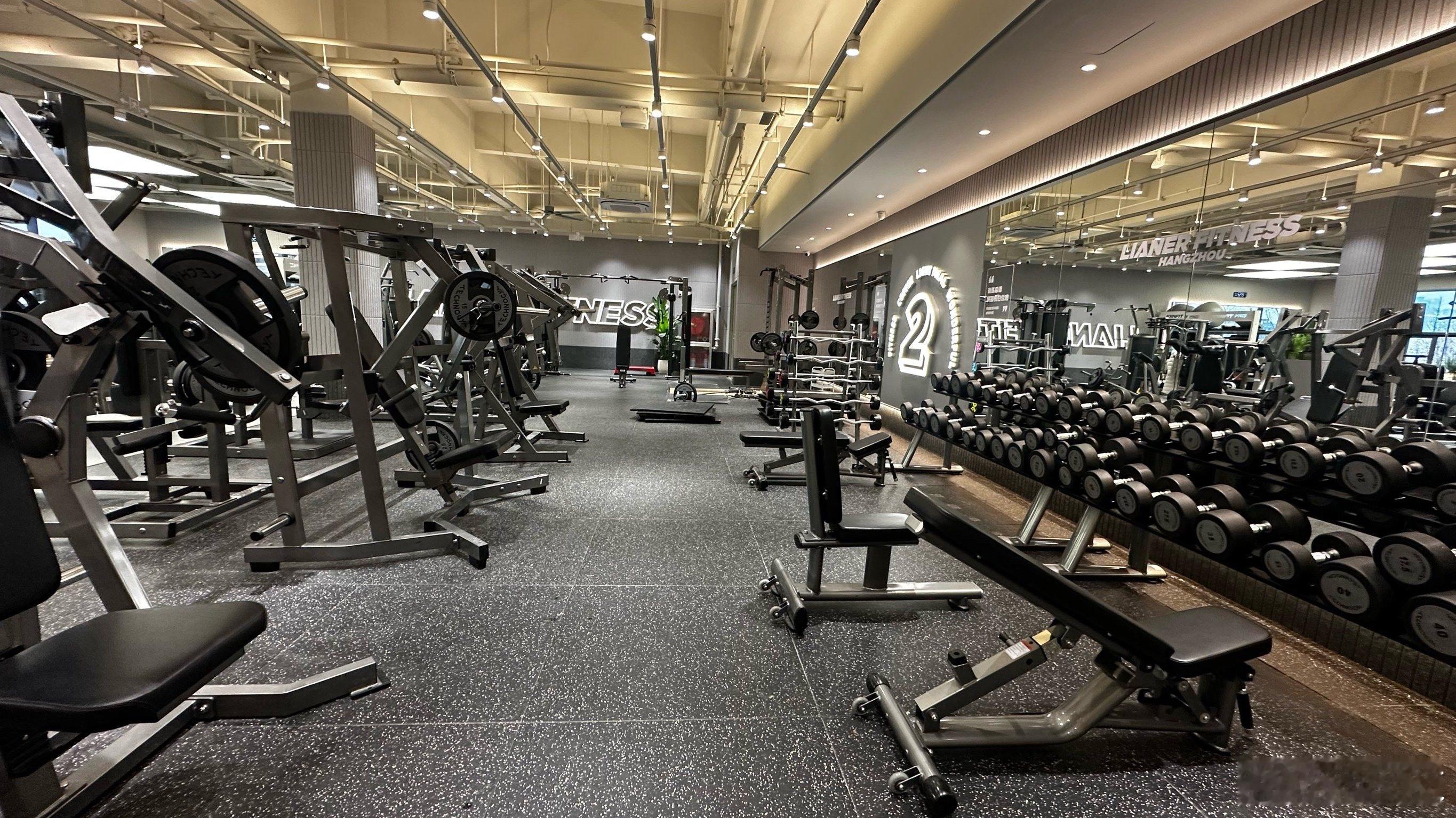 健身房倒闭教练自费上完877节课 太暖心了！武汉的张教练太有担当！2024年10