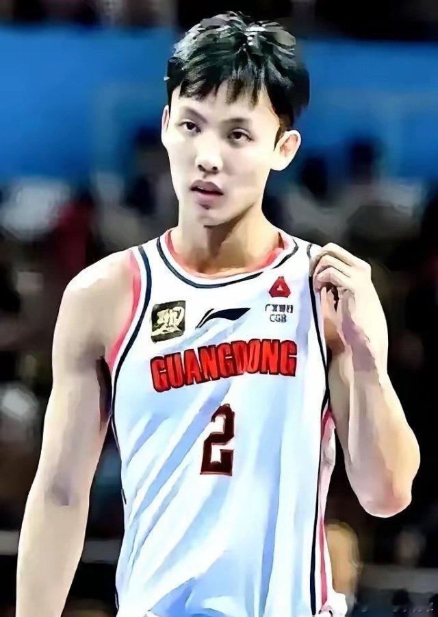 听说徐杰想请假，结果全队，从教练到老总再到董事长，在更衣室来了场“民主投票”，直