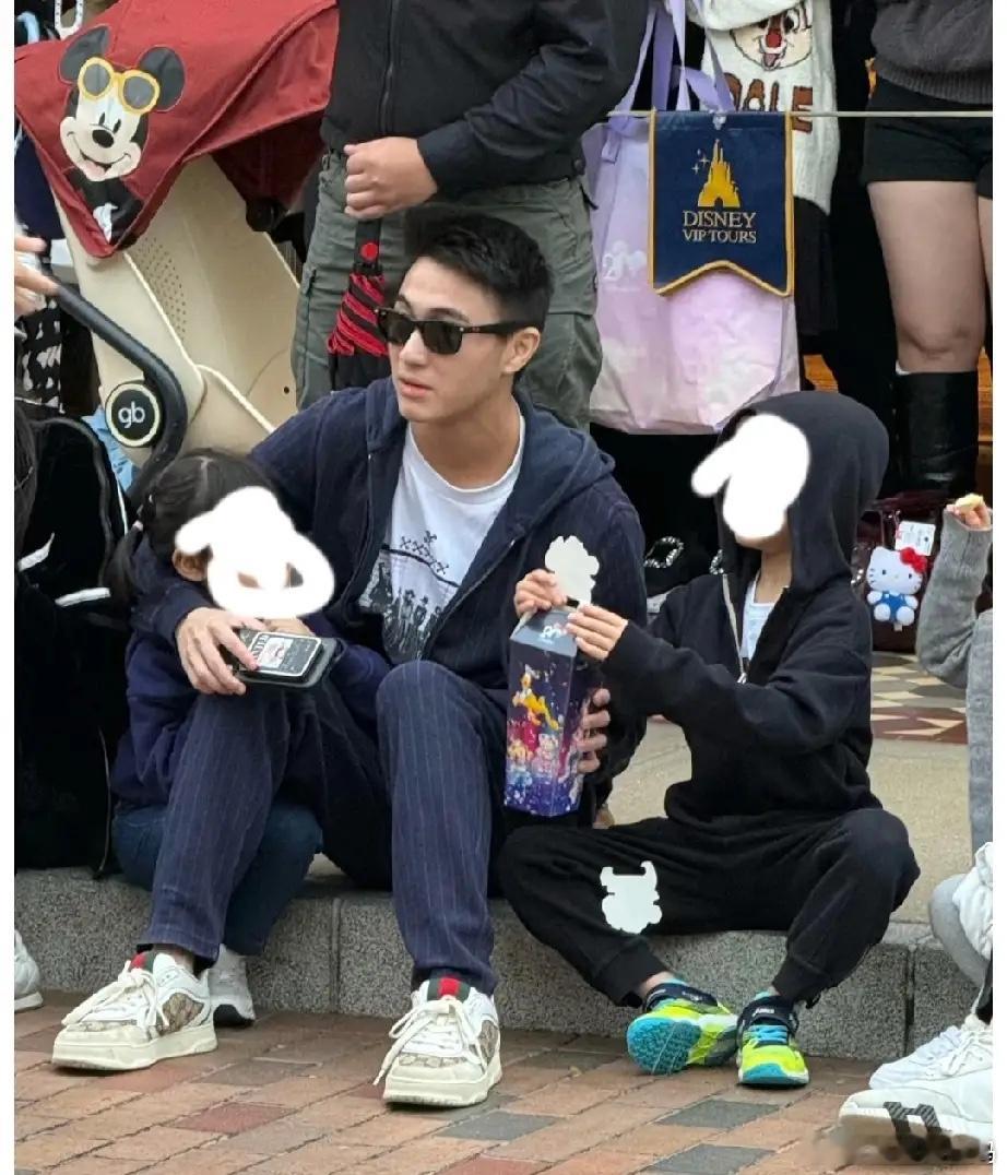 何猷君带着一儿一女去迪士尼，12月13日，有网友在香港迪士尼偶遇奚梦瑶老公何猷君