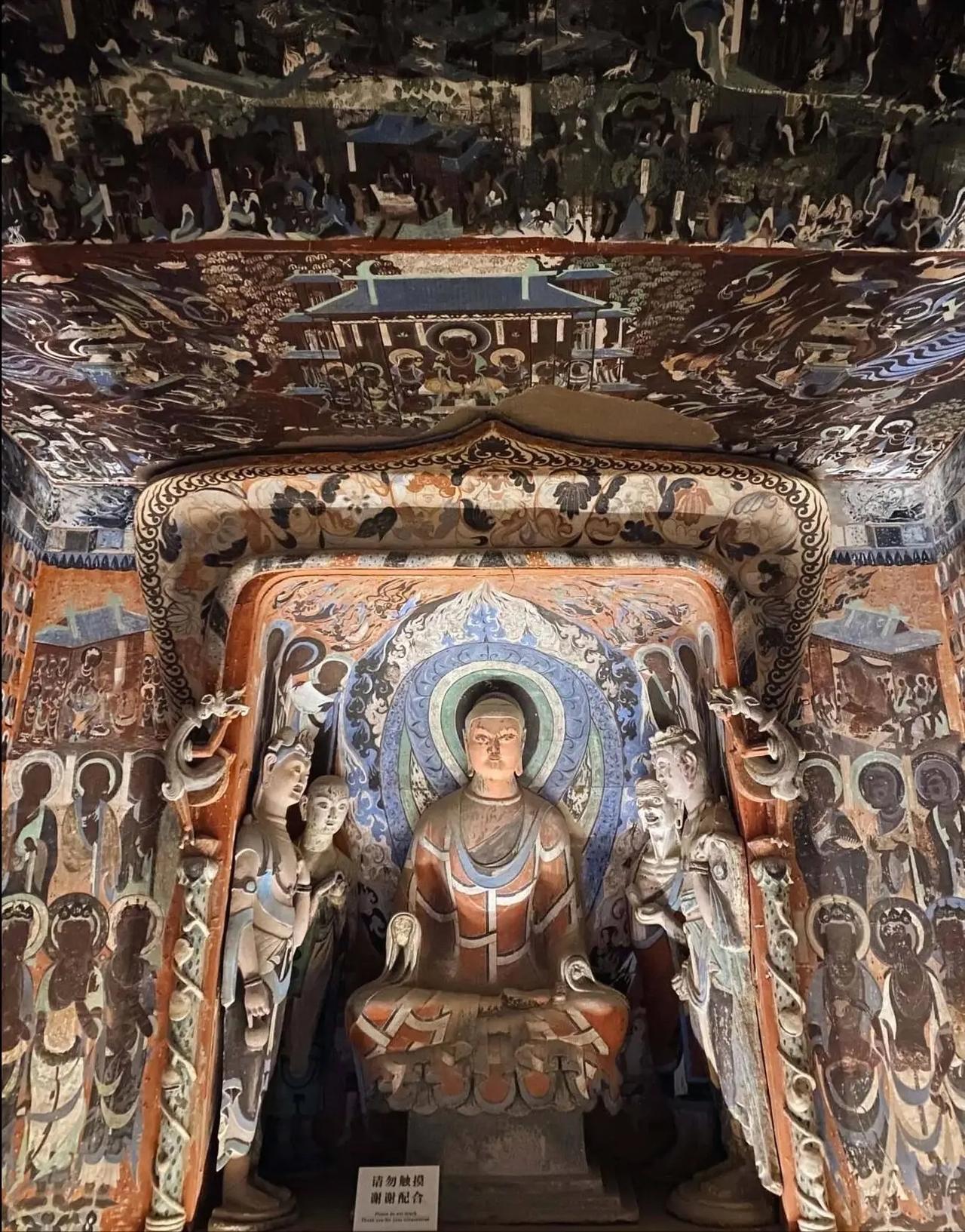 1900年6月22日，敦煌藏经洞的千年秘藏重见天光，同日东北瑷珲城头清军正浴血阻