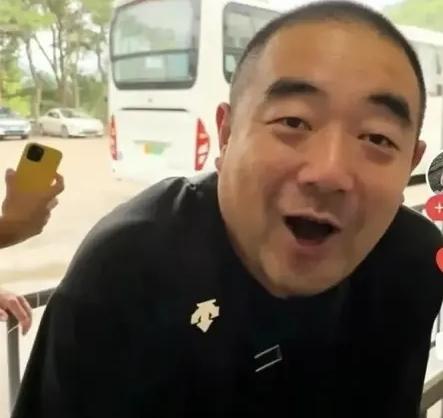 大家不觉得奇怪吗？！
北京导游插队辱骂游客已被拘留；长沙霸车位女车主却逍遥法外！
