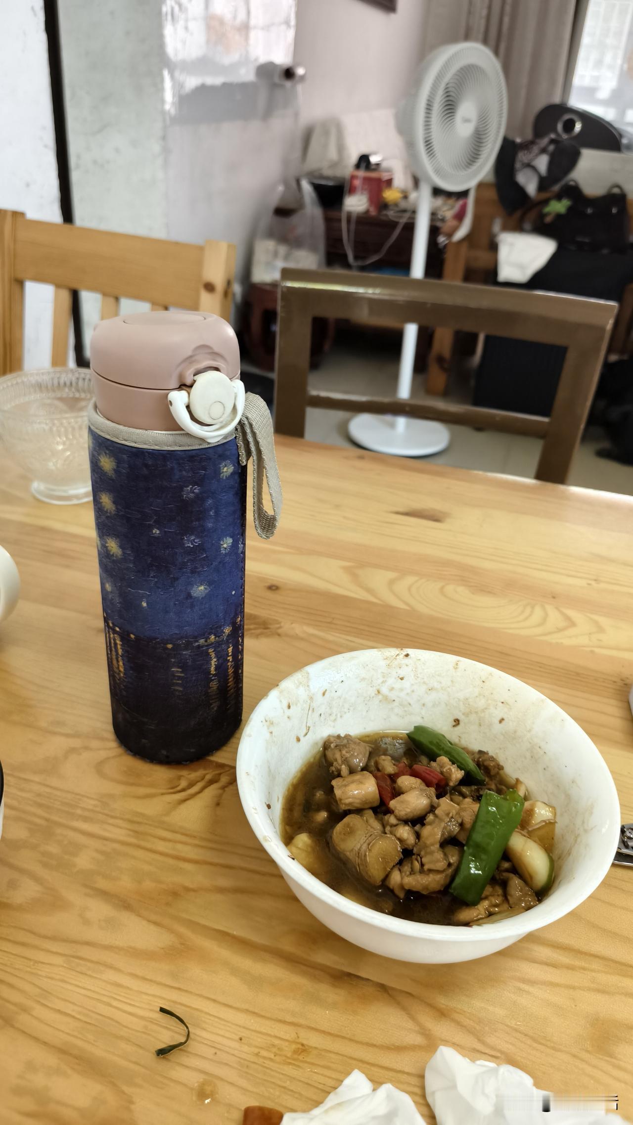今天中午一个人在家，
吃一份衡阳炒土鸡，
有滋有味，
自己亲手做的，
挺好的，照