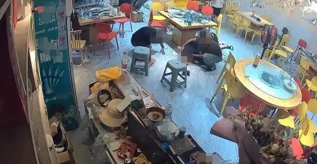 四川攀枝花，3名男子在餐馆吃菌子后中毒，出院后，向店方索赔20万，说要私了，店方