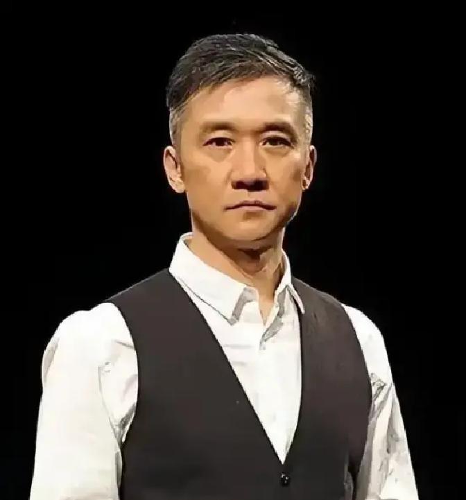 黄志忠和何音1997年闪婚，我当年还在读初中，只记得八卦杂志写他追得跟打仗似的。