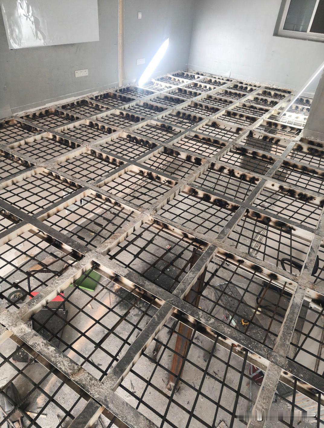 同为6+1顶楼的户型，我6.3米斜屋顶空间我宏镇楼是用的现浇混凝土，我这个邻居居