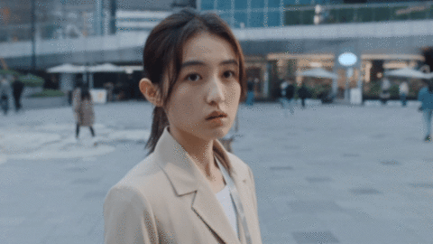 张子枫新剧葬礼后迎来新生 张子枫新剧中周遇安送奶奶，哭得让人肝肠寸断，葬礼后手语