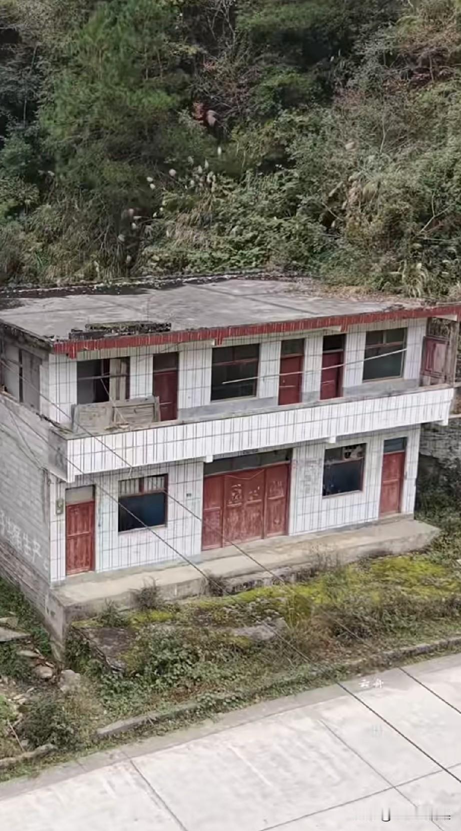 太可惜了，房子建在这么好的位置，为什么会被废弃，不应该的呀。
从风水上讲，背后有