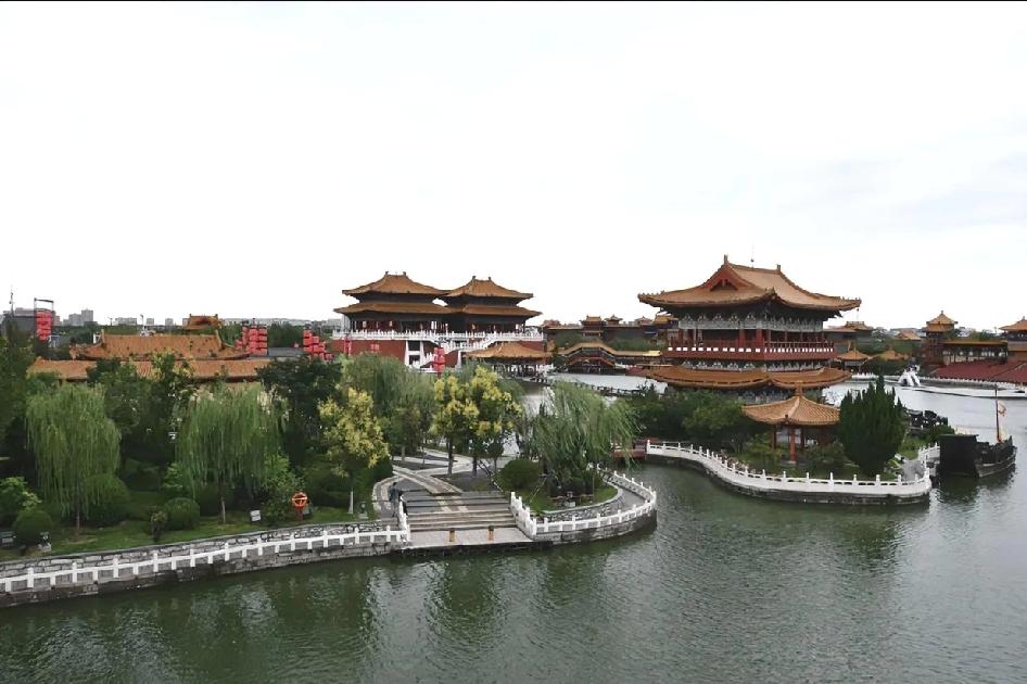 这是山东蓬莱三仙山风景区
 
是位于山东省蓬莱市北端黄海之滨，是以古代神话传说中