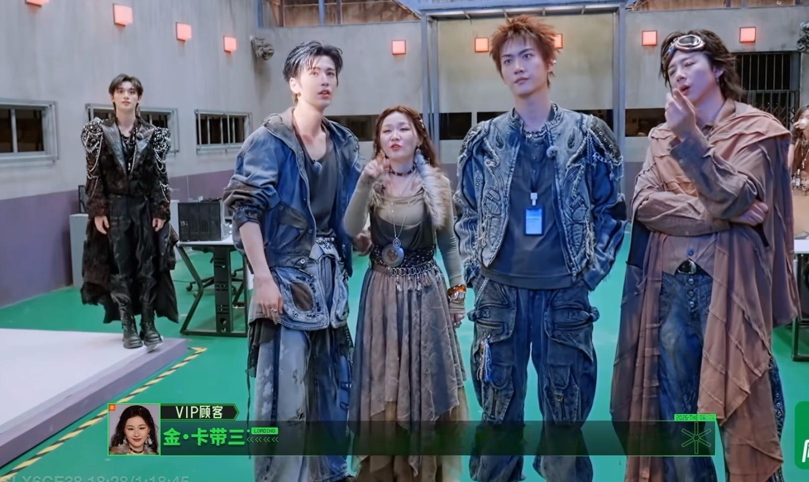 你说我妹妹像穿了长裙子一样乖乖的站在那小小一只干嘛呀😂 