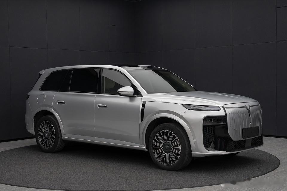 岚图又申报了两款泰山系列，泰山 M 或泰山 E。尺寸方面，长宽高分别是5200*