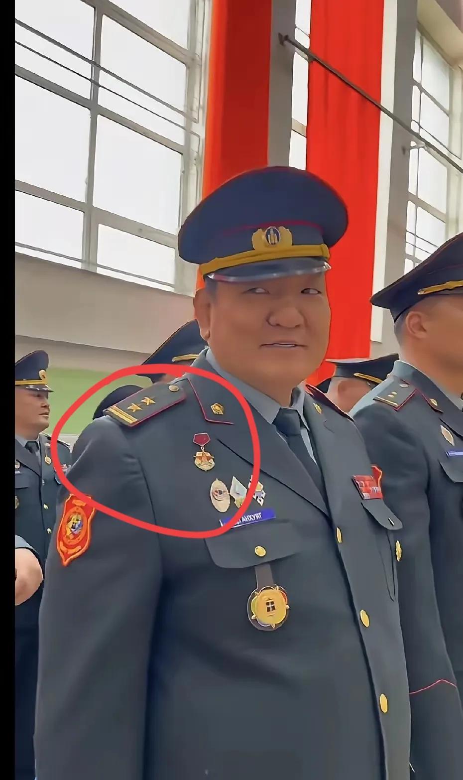 有没有当过兵的人？不懂就要问，这是什么部队的军装？这军衔级别高不高？求解答一下？