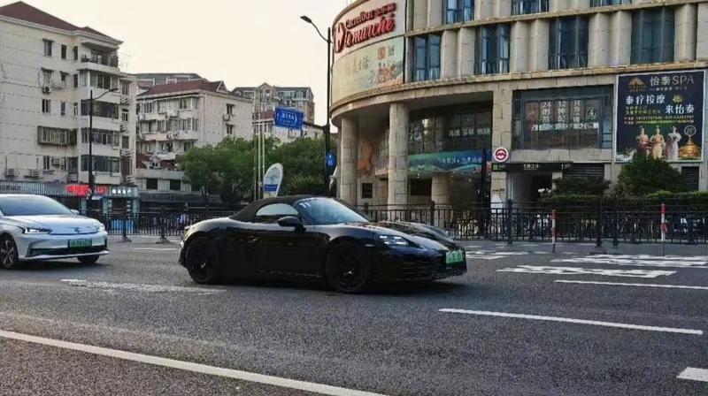 【保时捷718纯电动版国内谍照 预计将于2024年底亮相】近日，我们从相关渠道获