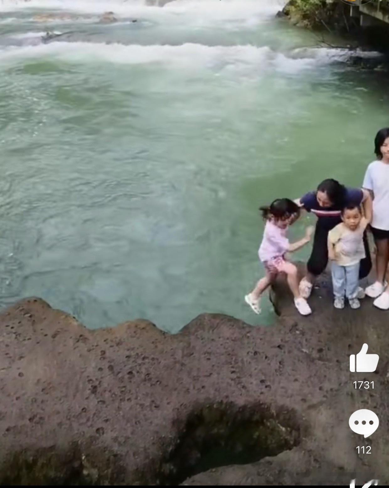 游客为拍照不慎将孩子撞落水 这事儿真给大伙提个醒，出门旅游，安全永远是第一位！尤