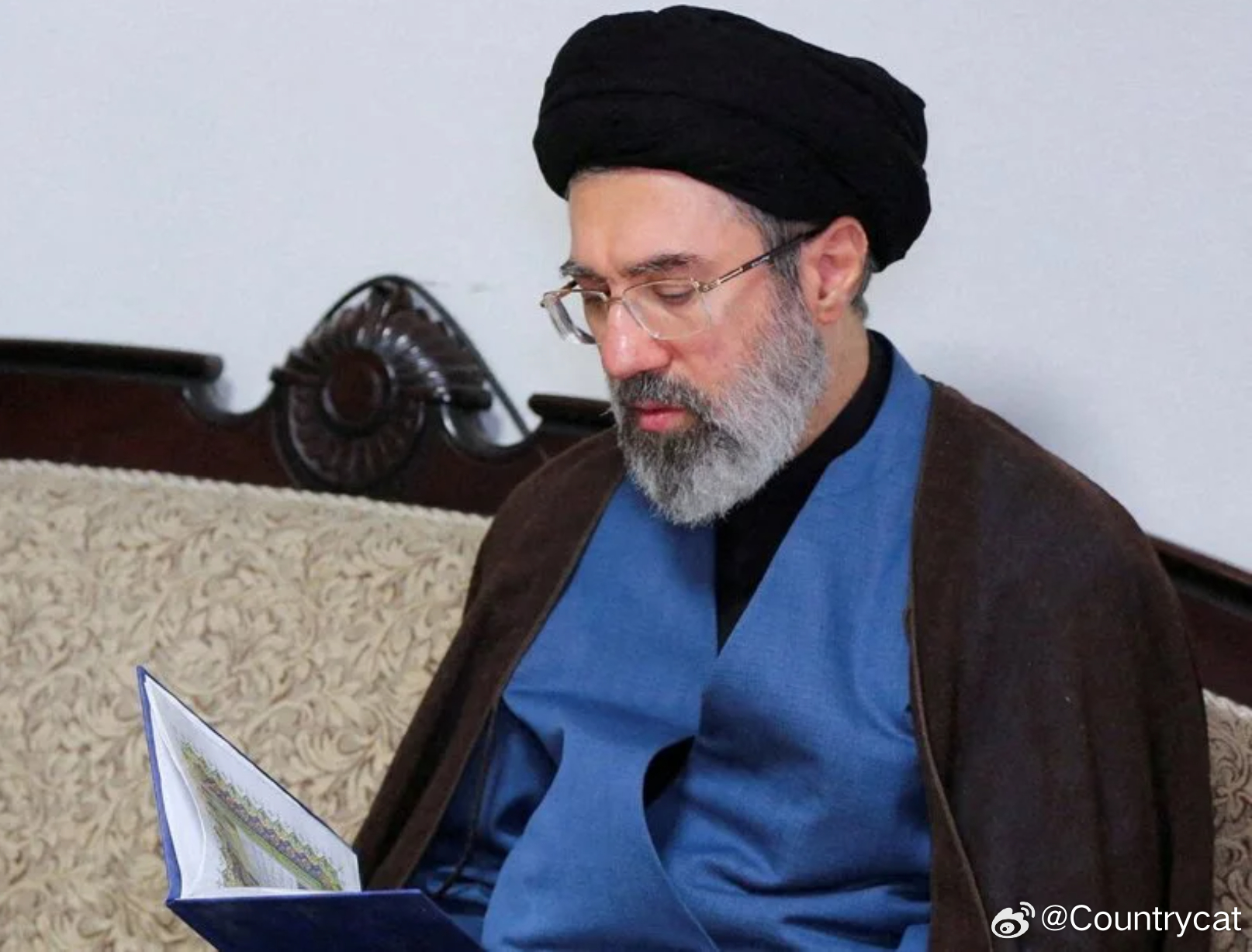 伊朗选出新最高领袖：曾被特朗普称“无法接受”的穆杰塔巴是谁？海外新鲜事中东现场直