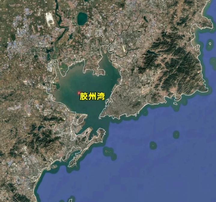 胶州湾曾被誉为中国顶级天然良港，可面对如今吃水超 23 米的 40 万吨巨轮，它