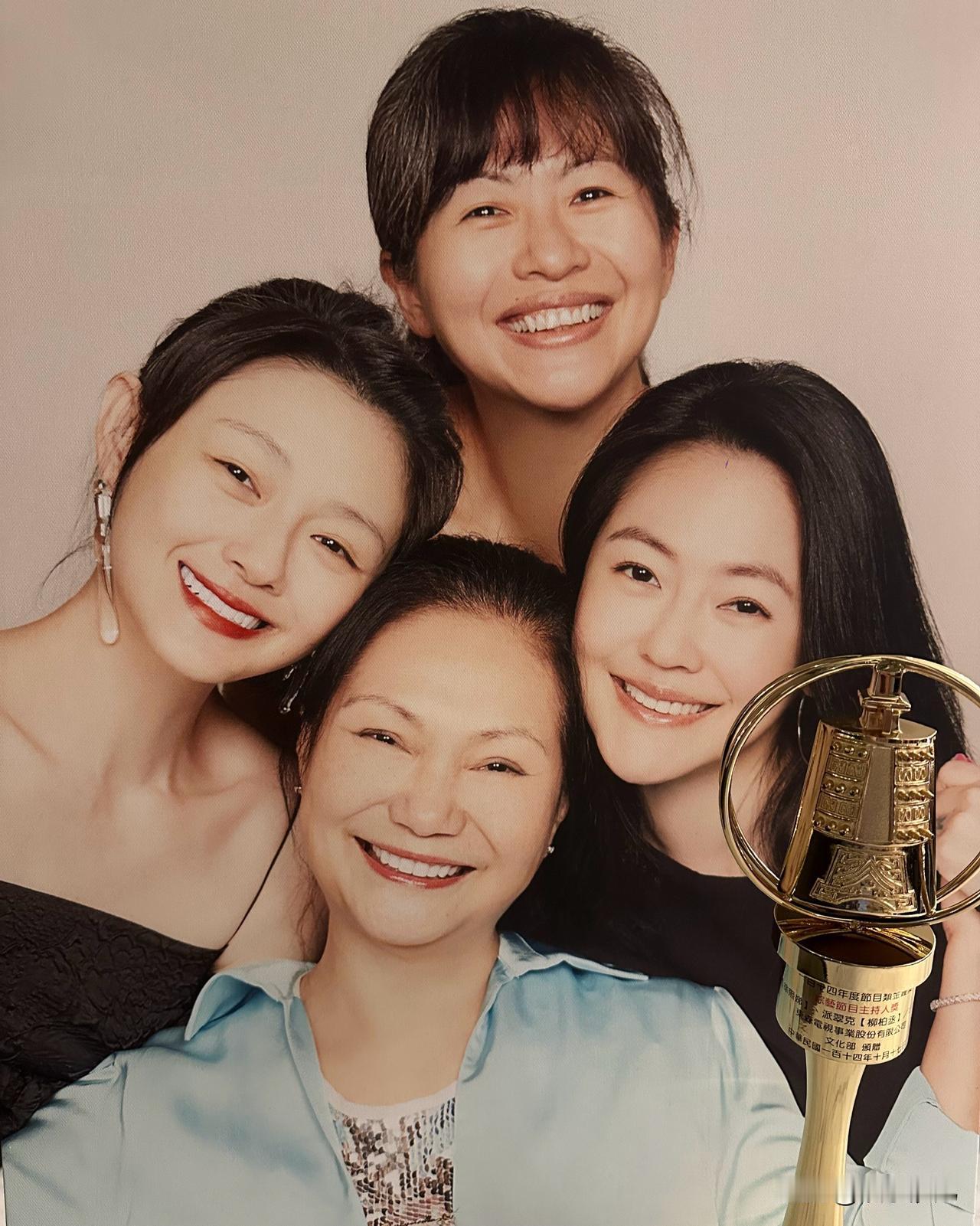 大S小S写的歌上过歌手


大S作词的《我要去哪里》
小S作词的《被驯服的象》
