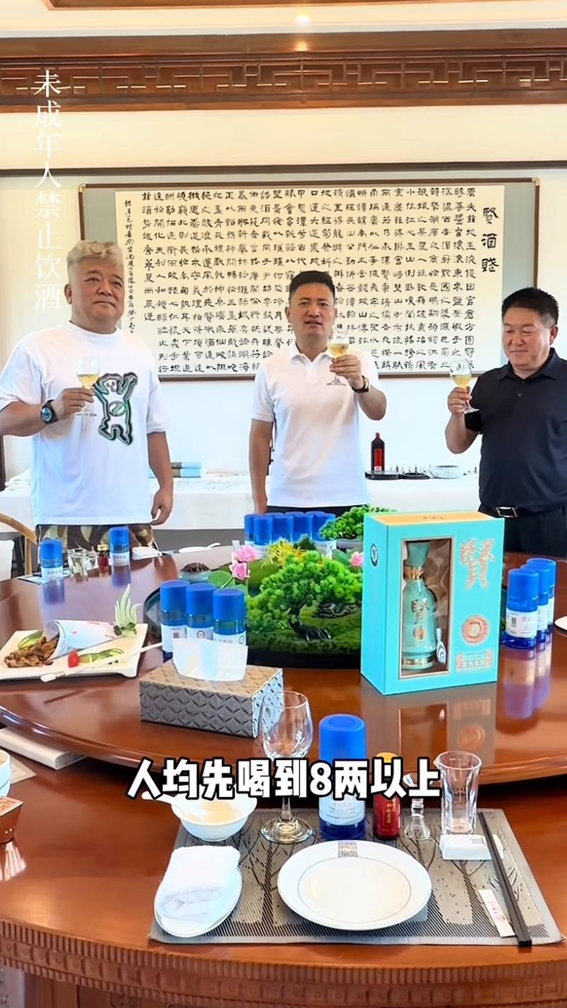 张大炮的铁杆盟友，一天两斤喝半白酒。贵州贤酒董事长卢要华，今天喊话张大炮说，“宏