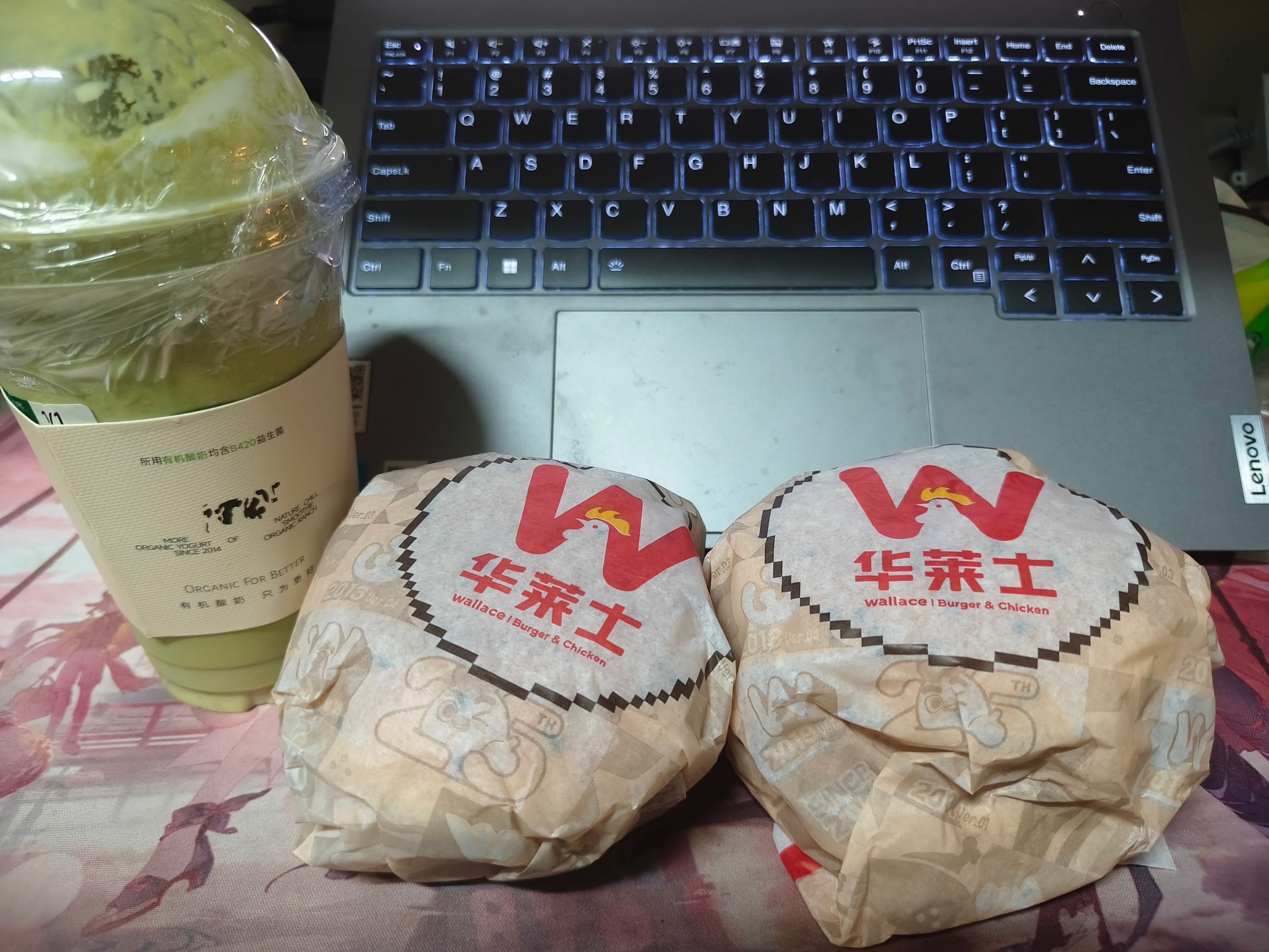 茉酸奶抹茶云酪冰，两个华莱士汉堡，感觉这个抹茶诈骗啊咋一股豆奶味 