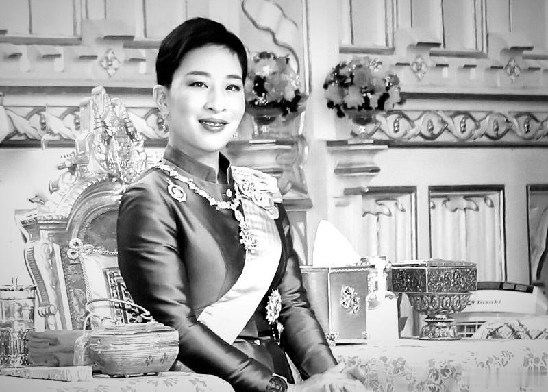 哇集拉隆功国王和第二任前妻余瓦达的次子Vacharaesorn Vivachar