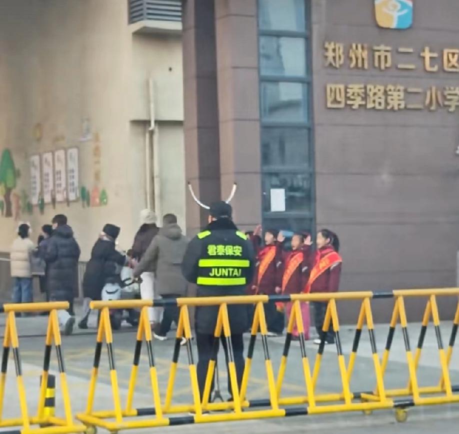河南郑州，有家长反映，某小学在校门口设置多名学生站岗，向老师敬礼却没有得到回应…