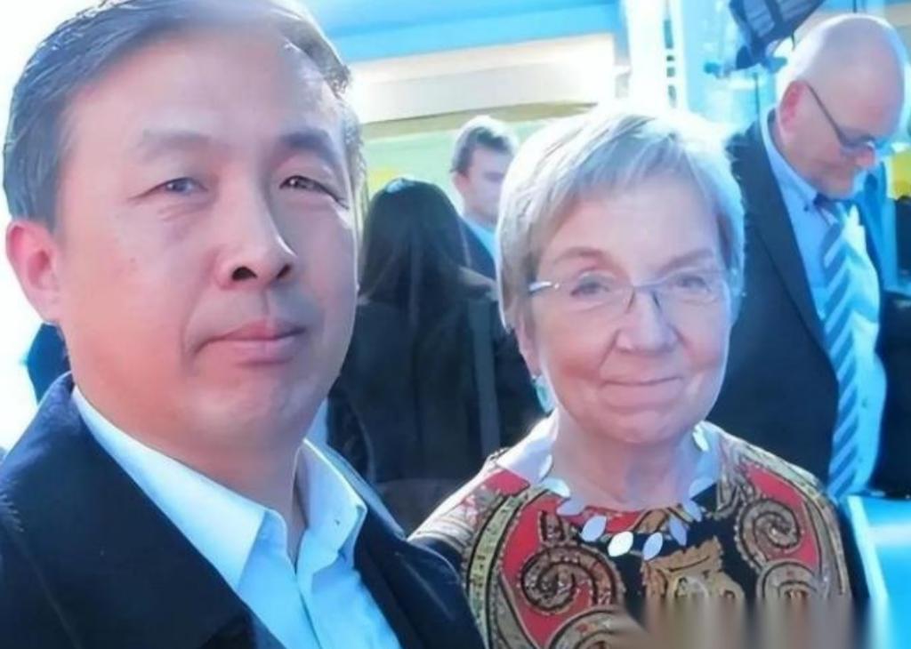 “晚一秒就万劫不复！中国该立刻向美国低头，交出发展权才能保命！” 很多人现在再回