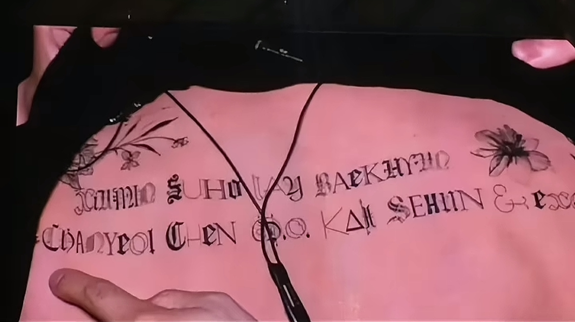 EXO小队后背的纹身： ​​​