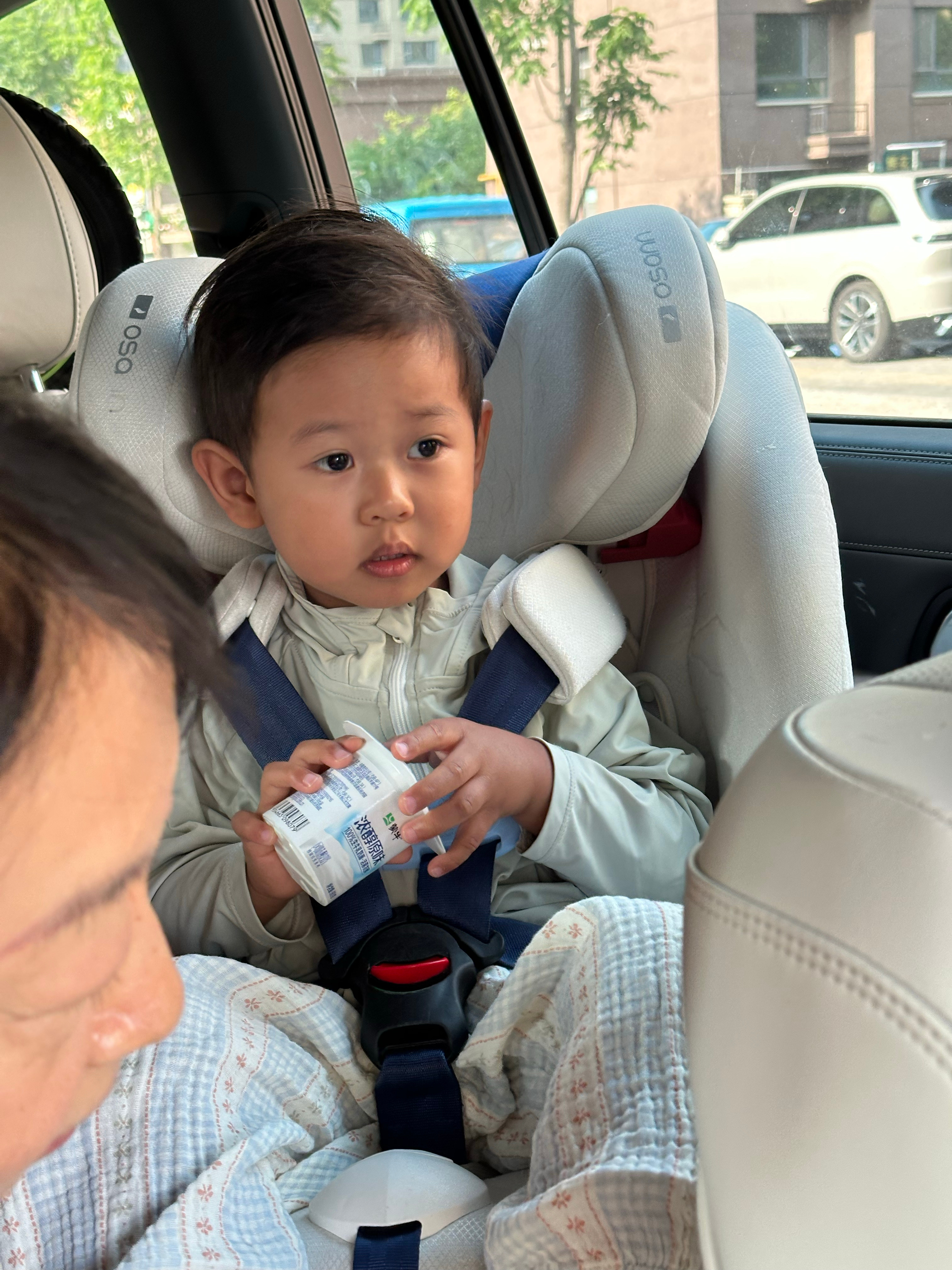 naonao跟我们一起接到孩了，孩手里拿着酸奶，naonao问今天学校怎么发酸奶
