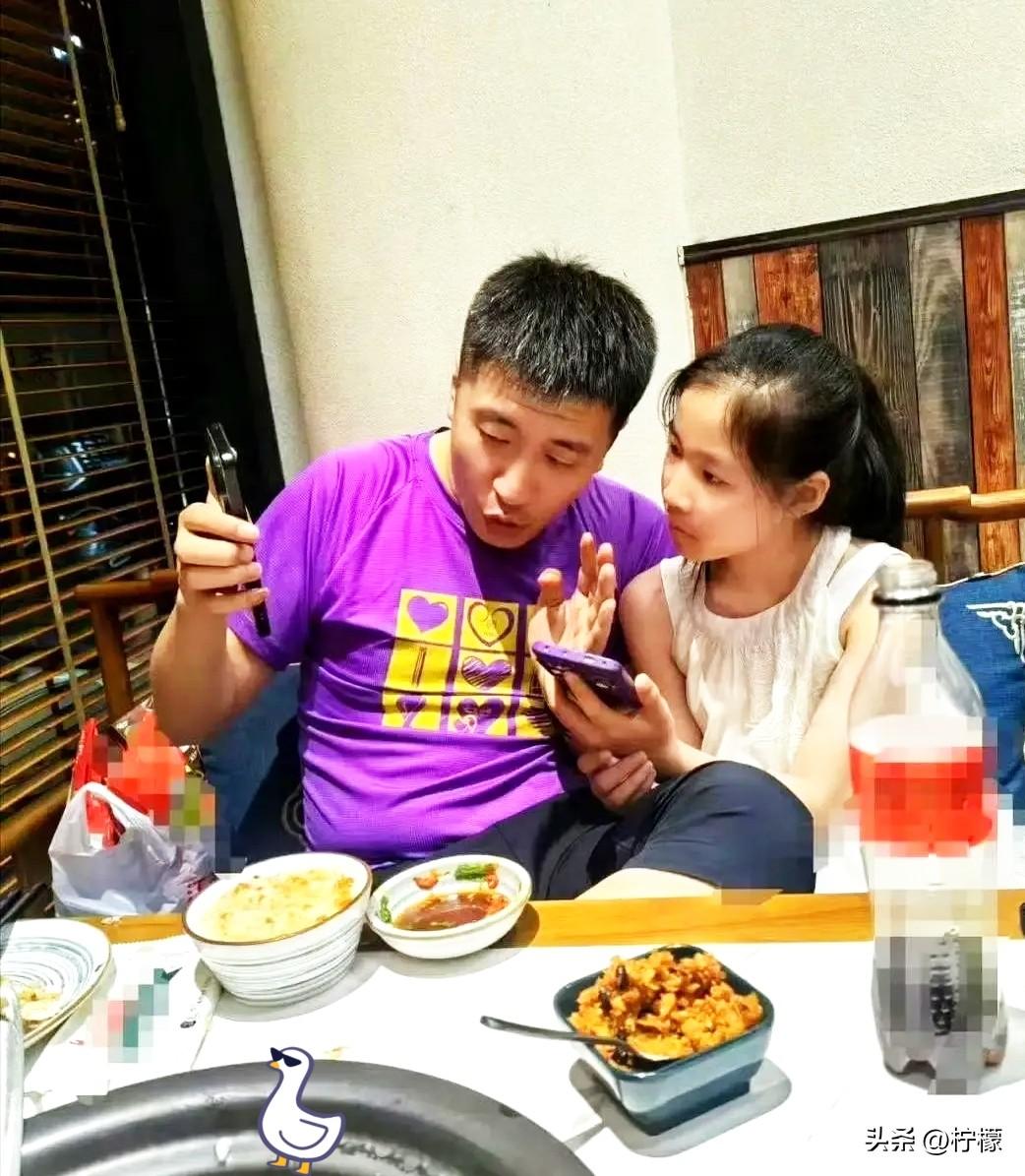 所有人都在心疼那个
失去爸爸的孩子，可
看完妈妈的故事，才懂什么叫真正的破防。