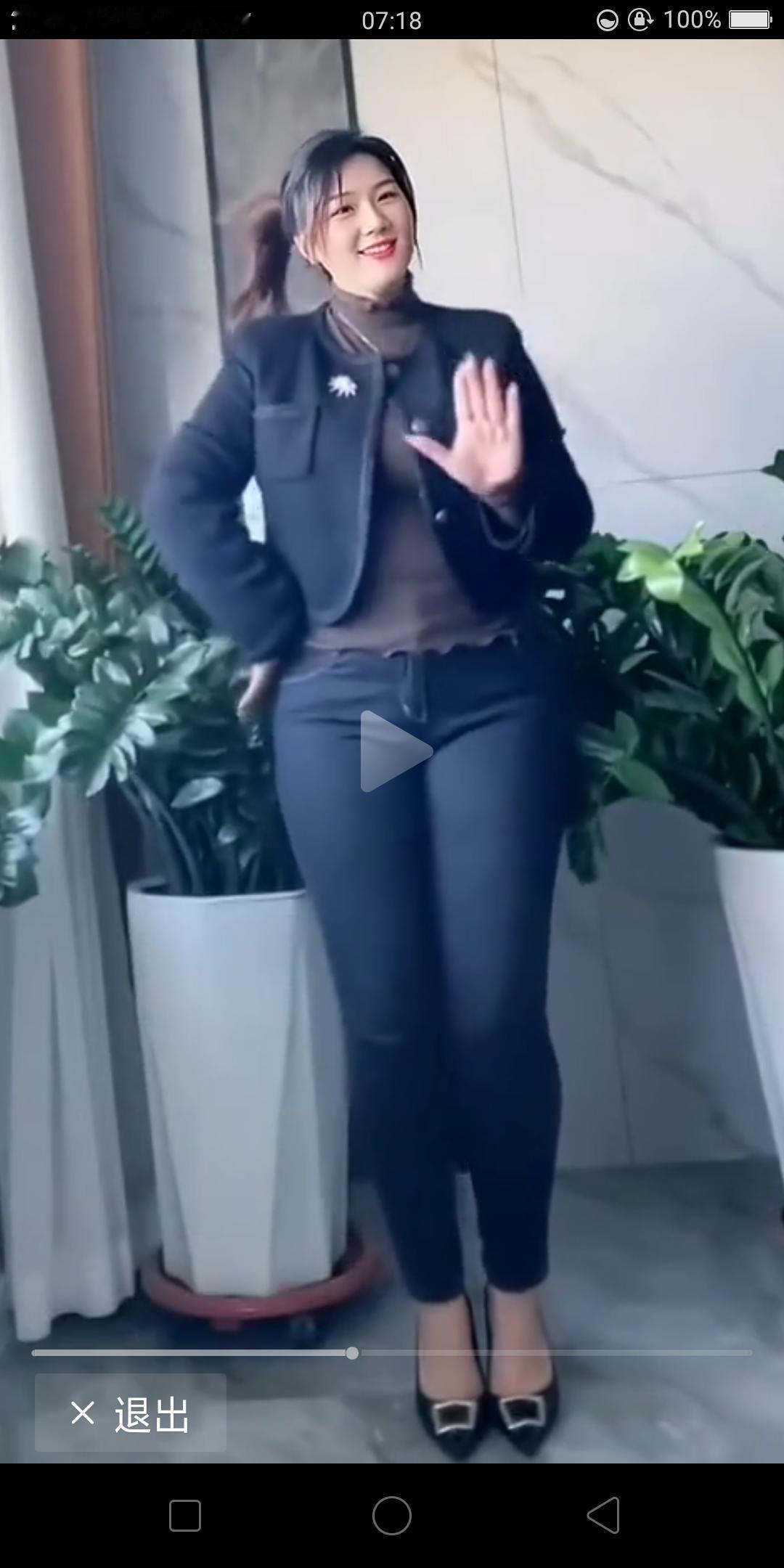 这事只有穿过的女人才知道，才知道是好受还是难受。凭直觉，我觉得牛仔裤肯定比不上宽