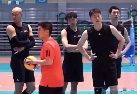 男排集训队员又少了一个张东政，还留下19人（图二）
自由人 二传这五人世联赛估计