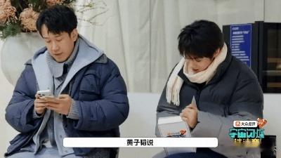 刘耀文用盒子挡手机刘耀文演我上学玩手机 刘耀文这盒子挡手机太真实了！从高中到大学