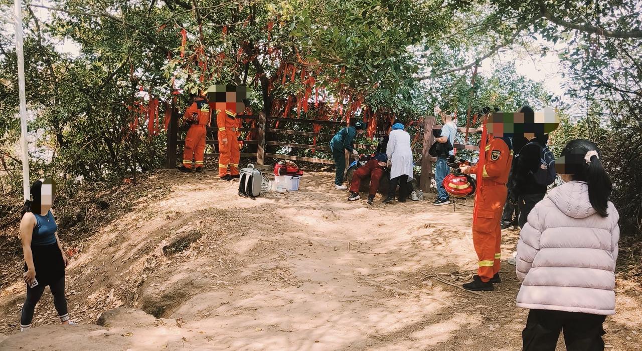 【玉林某公园山顶上有人不适消防医护在处置】近日，网友爆料称：玉林市城区的某公园山