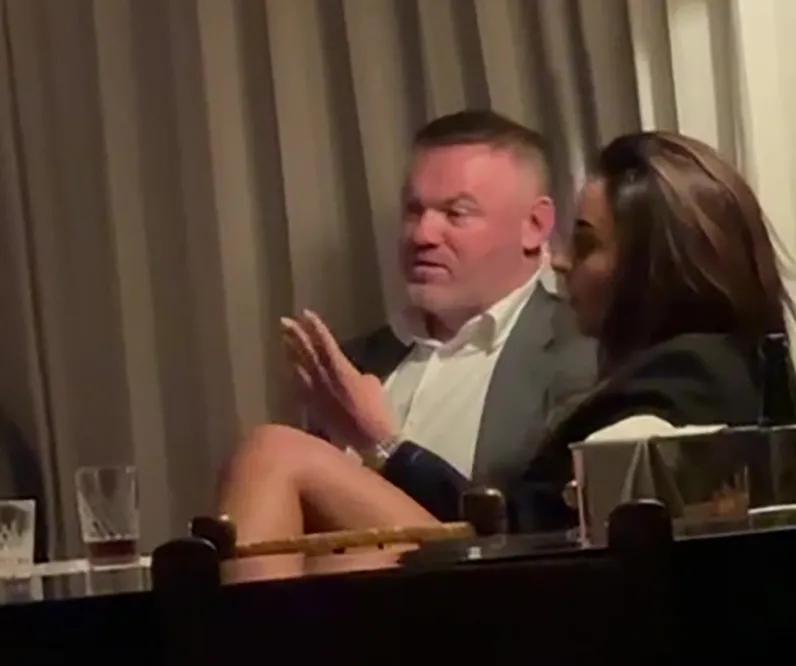 凌晨三点，酒店大堂，裤子都快掉下来的鲁尼。
谁能想到，这位曾经的英格兰队长、曼联