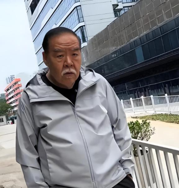 1993年，郑则仕破产，公司欠下1700万外债，走投无路之际，他给昔日好友周润发